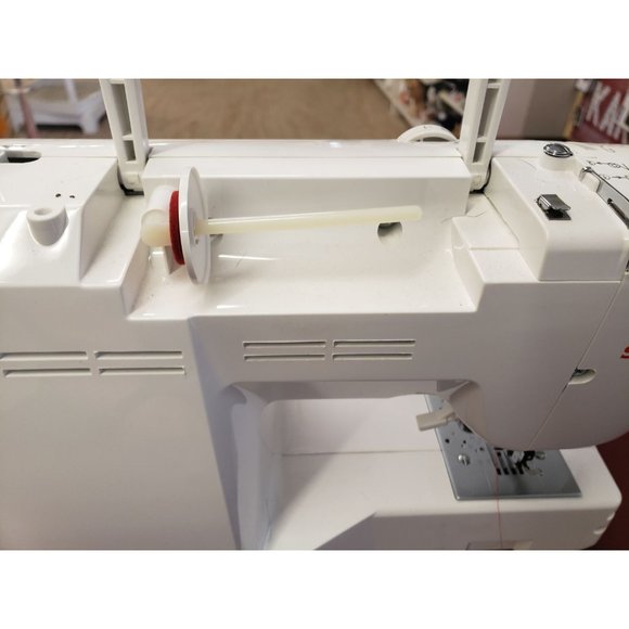 Singer sewing machine - Picture 6 of 7